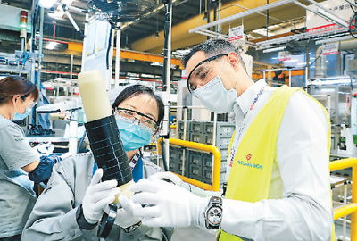 穩經濟政策紅包再加力 一手抓防疫，一手促發展